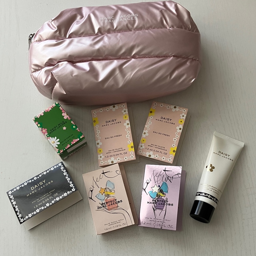 Marc Jacobs Fragrances Pink Cosmetic Bag Set (8 Piece Set) NWT - Picture 1 of 16